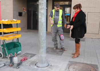 Salut Pública actua de nou sobre els fanals per l’oxidació que provoquen els orins dels gossos