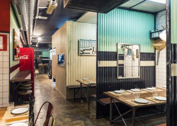 Obri a València la primera hamburgueseria ambientada en un taller mecànic dels 70 decorada amb peces de *anticuarios