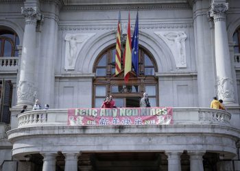 la cavalcada de l’any nou xinés arriba per primera vegada a la plaça de l’Ajuntament