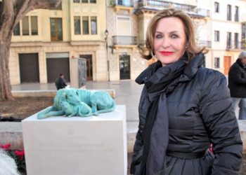 València rep la donació d’una escultura de l’artista elena negueroles per conscienciar sobre l’abandonament d’animals