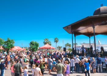 La Marina de València ofereix activitats nàutiques, concerts, gastronomia i un mercat de flors flotant en el pont de maig.