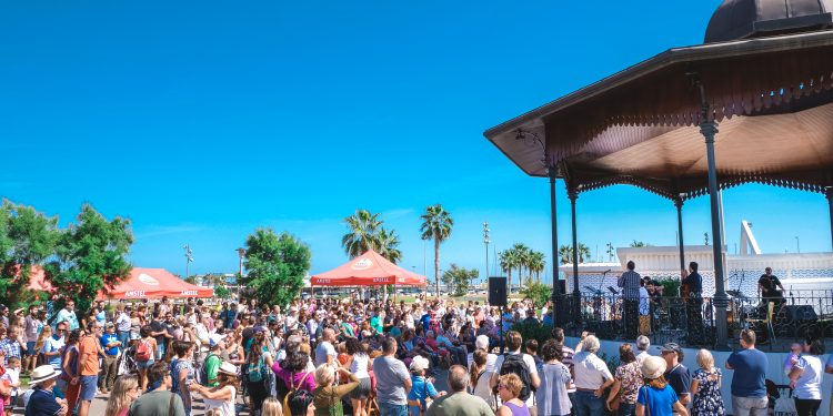 La Marina de València ofereix activitats nàutiques, concerts, gastronomia i un mercat de flors flotant en el pont de maig.