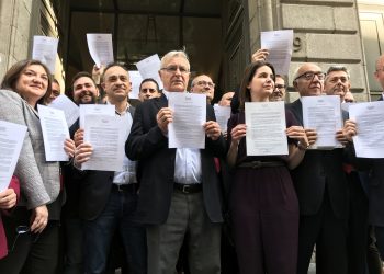 Joan Ribó encapçala una marxa de més de 30 alcaldes de l’àrea metropolitana de Valencia al ministeri d’hisenda per a exigir l’aportació de 38 milions al transport públic