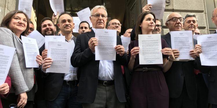 Joan Ribó encapçala una marxa de més de 30 alcaldes de l’àrea metropolitana de Valencia al ministeri d’hisenda per a exigir l’aportació de 38 milions al transport públic