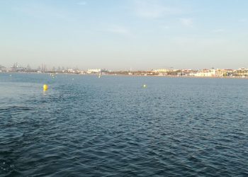 L’Ajuntament instal·la, per primera vegada, un canal per practicar natació a la platja de la Malva-rosa