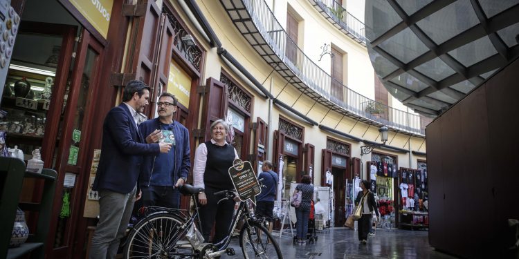 Ajuntament i comerciants del centre impulsen una campanya de promoció de l’ús de la bici i d’impuls comercial