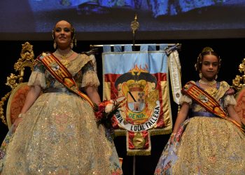 El món faller acomiada Melani i Carla falleres majors de Dénia 2018