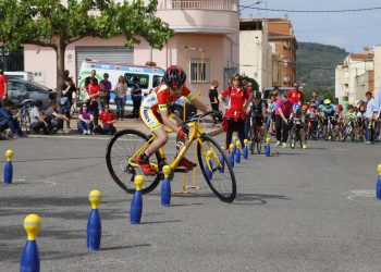 Vora 200 xiquets i xiquetes participen en el Trofeu d’Escoles de Ciclisme Cudol Roig
