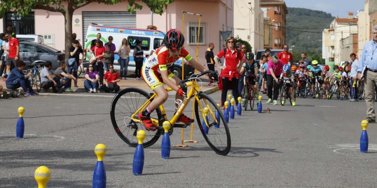 Vora 200 xiquets i xiquetes participen en el Trofeu d’Escoles de Ciclisme Cudol Roig
