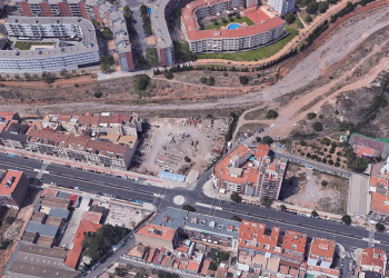 El nou pont del riu Sec s’amplia per a guanyar una segona vorera, incorpora aparcabicis i zona de jocs infantils