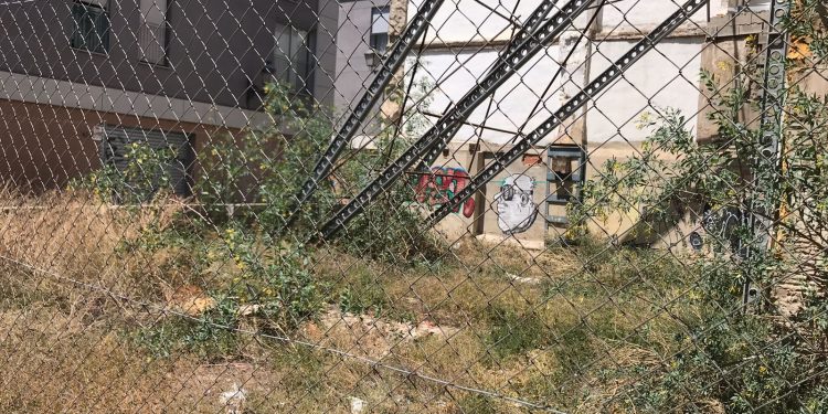 Ciutadans denúncia la falta de salubritat d’un solar en el carrer Guillem Sorolla