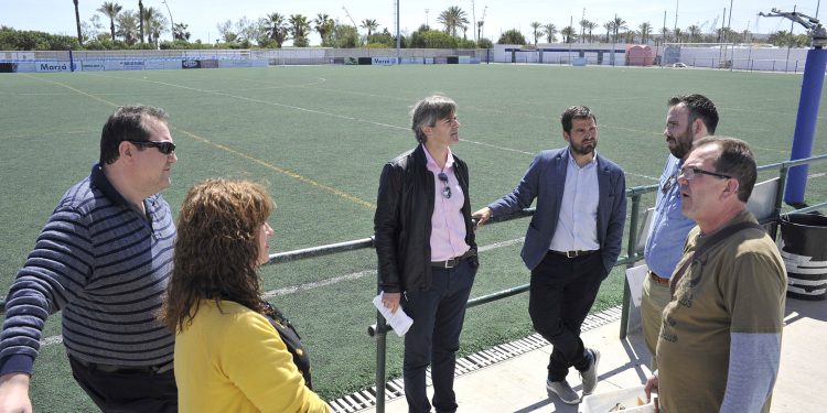 L’Ajuntament renova la gespa artificial i millora dependències del camp Javier Marquina