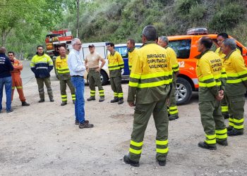 Més de 60 brigadistes forestals de la Diputació han passat ja per l’incendi d’El Genovés