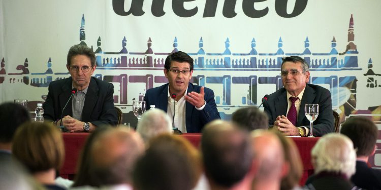 Rodríguez en l’Ateneu: “No acabe de veure el benefici econòmic d’acabar amb les diputacions”