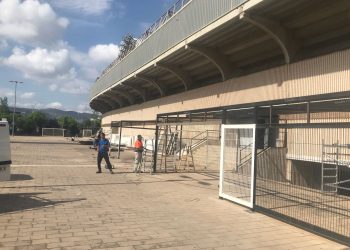 L’Ajuntament de Castelló està retirant les gàbies d’accés que envolten l’estadi Castàlia per raons de seguretat