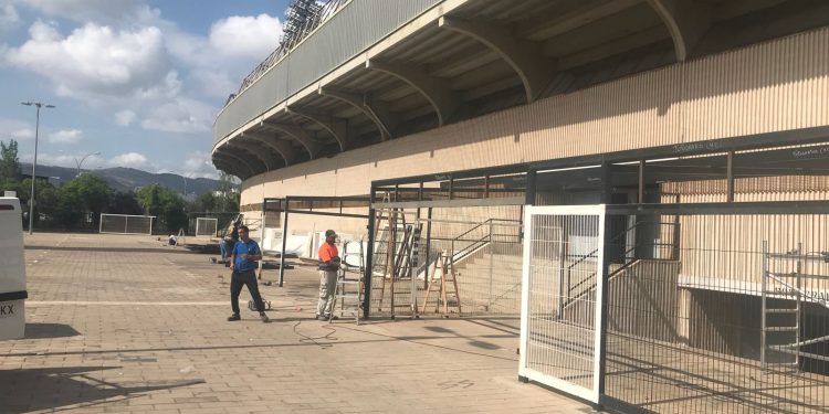 L’Ajuntament de Castelló està retirant les gàbies d’accés que envolten l’estadi Castàlia per raons de seguretat