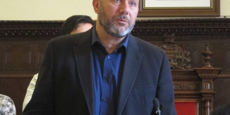 Sixto: “No podem donar una lliçó de solidaritat i després portar als refugiats als CIES o expulsar-los”