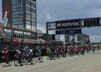 Les bicicletes prenen el relleu al Circuit Ricardo Tormo amb les 24 hores Cyclo CircuitEl Circuit Ricardo Tormo celebra aquest cap de setmana la quarta edició de les 24 hores Cyclo Circuit, la prova d’ultrarresistència per a ciclistes, que cada estiu augmenta la seua llista d’inscrits.   L’activitat s’iniciarà el dissabte al matí amb la celebració, des de les 8.45 hores, del Critèrium Anna Sanchis, carrera popular de 60 quilòmetres que porta el nom de la ciclista que s’ha proclamat campiona d’Espanya en sis ocasions.   Abans de començar la prova reina del cap de setmana, l’organització ofereix a tots els ciclistes aficionats l’oportunitat de donar unes voltes a la pista, bé com a calfament, bé com a activitat d’oci familiar, de la mà del ciclista valencià Quique Gutiérrez i junt amb les escoles de ciclisme de València.   L’eixida de les 24 hores Cyclo Circuit tindrà lloc a les 12.30 hores del dissabte i, des d’aquest moment, els equips de fins a huit corredors començaran una carrera que finalitzarà a la mateixa hora del diumenge amb el lliurament de premis.   Les 24 hores Cyclo Circuit estan a l’abast de qualsevol ciclista aficionat. Al contrari de la majoria de marxes ciclistes, el circuit no té desnivells inabastables ni llargs ports de muntanya. A més, el fet de disputar la prova en equips de rellevistes permet regular l’esforç.   Es tracta d’una carrera en què, al mateix temps, es disputen multitud de carreres, en les quals pugen al podi fins a catorze equips guanyadors en les diferents categories, Élite-Sub23 i Màster en solitari, duo i equips. Homes i dones competeixen junts amb edats compreses entre els 18 i els 70 anys.   L’entrada per a tots els aficionats és gratuïta i la prova es podrà seguir des de la tribuna de boxs del Circuit Ricardo Tormo.