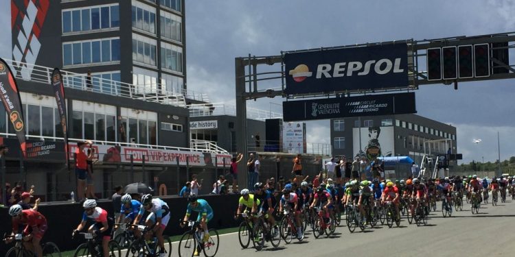 Les bicicletes prenen el relleu al Circuit Ricardo Tormo amb les 24 hores Cyclo CircuitEl Circuit Ricardo Tormo celebra aquest cap de setmana la quarta edició de les 24 hores Cyclo Circuit, la prova d’ultrarresistència per a ciclistes, que cada estiu augmenta la seua llista d’inscrits.   L’activitat s’iniciarà el dissabte al matí amb la celebració, des de les 8.45 hores, del Critèrium Anna Sanchis, carrera popular de 60 quilòmetres que porta el nom de la ciclista que s’ha proclamat campiona d’Espanya en sis ocasions.   Abans de començar la prova reina del cap de setmana, l’organització ofereix a tots els ciclistes aficionats l’oportunitat de donar unes voltes a la pista, bé com a calfament, bé com a activitat d’oci familiar, de la mà del ciclista valencià Quique Gutiérrez i junt amb les escoles de ciclisme de València.   L’eixida de les 24 hores Cyclo Circuit tindrà lloc a les 12.30 hores del dissabte i, des d’aquest moment, els equips de fins a huit corredors començaran una carrera que finalitzarà a la mateixa hora del diumenge amb el lliurament de premis.   Les 24 hores Cyclo Circuit estan a l’abast de qualsevol ciclista aficionat. Al contrari de la majoria de marxes ciclistes, el circuit no té desnivells inabastables ni llargs ports de muntanya. A més, el fet de disputar la prova en equips de rellevistes permet regular l’esforç.   Es tracta d’una carrera en què, al mateix temps, es disputen multitud de carreres, en les quals pugen al podi fins a catorze equips guanyadors en les diferents categories, Élite-Sub23 i Màster en solitari, duo i equips. Homes i dones competeixen junts amb edats compreses entre els 18 i els 70 anys.   L’entrada per a tots els aficionats és gratuïta i la prova es podrà seguir des de la tribuna de boxs del Circuit Ricardo Tormo.