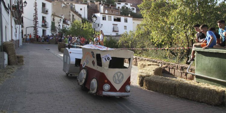 Vilafamés presenta la III edició de la cursa de ‘Cotxes bojos’