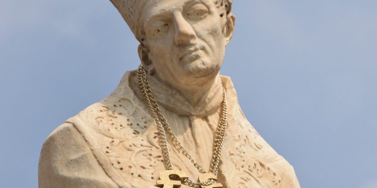 Demòcrates demana retirar un collar a l’escultura de Sant Tomàs de València