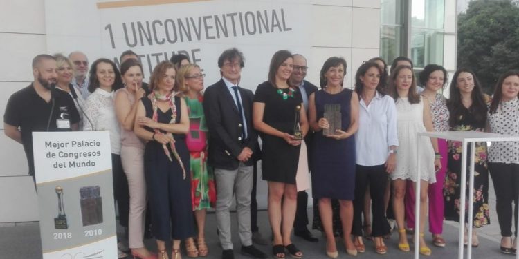 La regidora de turisme i presidenta del Palau de Congressos presideix l’acte de celebració pel reconeixement com a millor palau de congressos del món en 2018