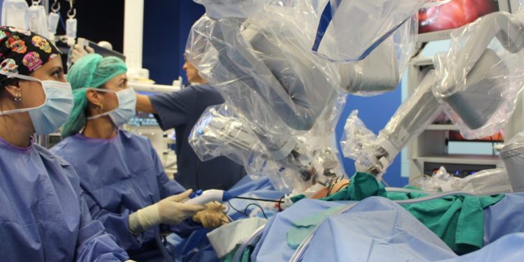 L’Hospital General de València aposta per la cirurgia robòtica amb un equip pioner en la xarxa pública de la Comunitat