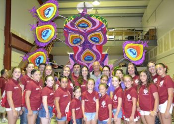 Les falleres majors de Dénia i les seues corts visiten l’elaboració de les carrosses a l’Espai Fester