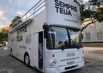 El Bus de la Llengua de la campanya ‘Sempre teua. La teua llengua’ arriba a les comarques de Castelló