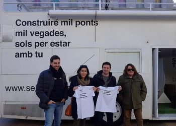 El regidor de Normalització Lingüística dóna la benvinguda al Bus de la Llengua en la plaça Hort dels Corders