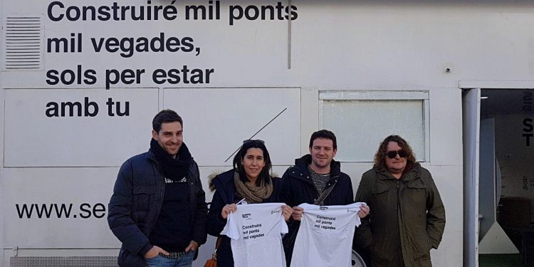 El regidor de Normalització Lingüística dóna la benvinguda al Bus de la Llengua en la plaça Hort dels Corders