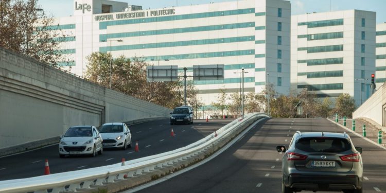 Mobilitat sostenible instal·la una barrera de seguretat al túnel que unix Antonio Ferrandis amb Fernando Abril Martorell