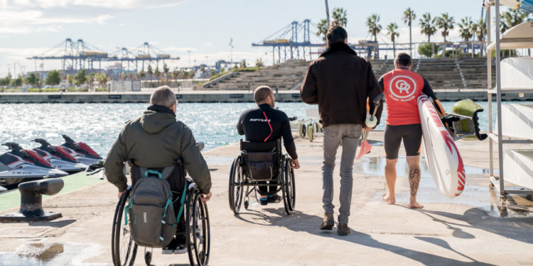 La Marina de València crea zones accessibles per a acostar la nàutica a les persones amb discapacitat