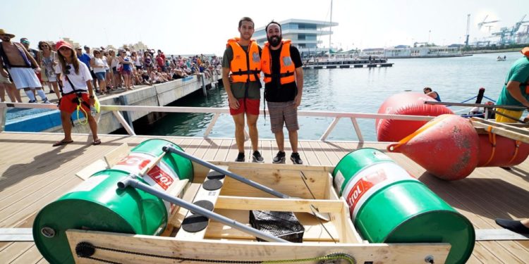 L’enginy i el sentit de l’humor triomfen en la primera regata de Vaixells Bojos de la Marina de València