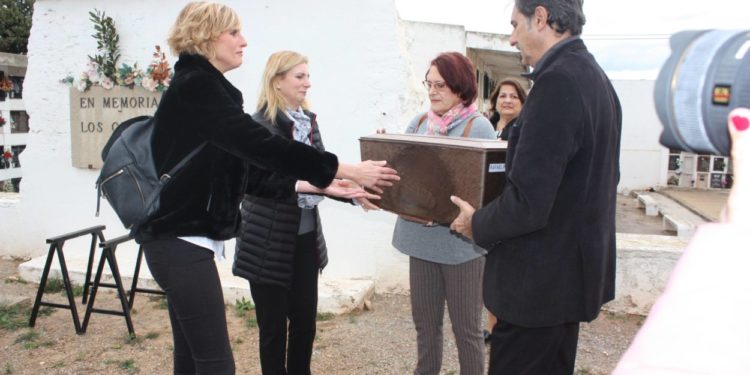 Castelló entrega a la família les restes de la primera víctima identificada en les exhumacions