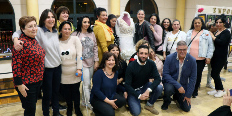 Les alumnes del taller per a dones gitanes ‘L’art d’aprendre’ de Serveis Socials exposen els seus treballs