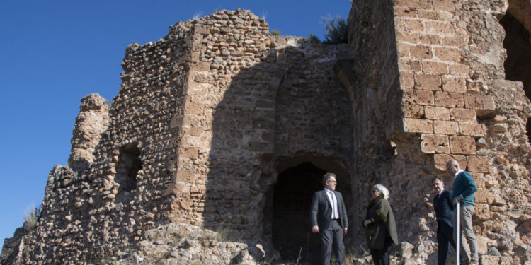 L’alcaldessa de Castellnovo busca finançament per a protegir i posar en valor el castell de Beatriz de Borja