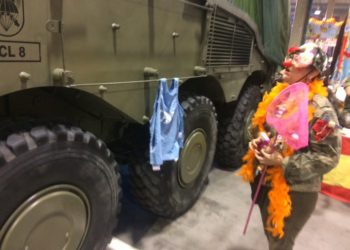 Un escamot d’elit del Jejejército irromp en mig de la inauguració d’Expojove i llança atacs de riure i cosquerelles a l’estand militar