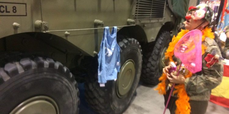 Un escamot d’elit del Jejejército irromp en mig de la inauguració d’Expojove i llança atacs de riure i cosquerelles a l’estand militar