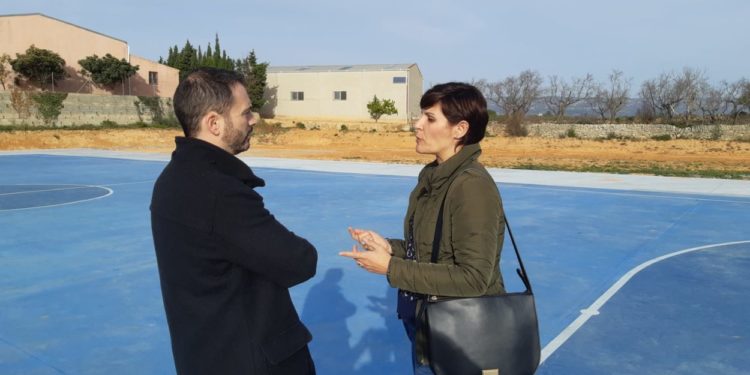 Ximo Huguet visita la pista esportiva construïda a Canet lo Roig amb càrrec al Pla 135