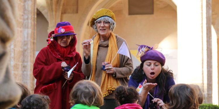 El Centre del Carme rep la visita de les Magues de Gener