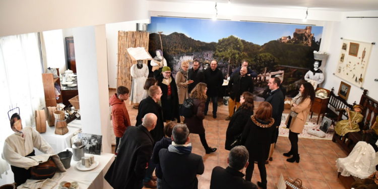 El president de la Diputació es transforma en seré en la mostra etnològica ‘Suera, un poble al carrer’