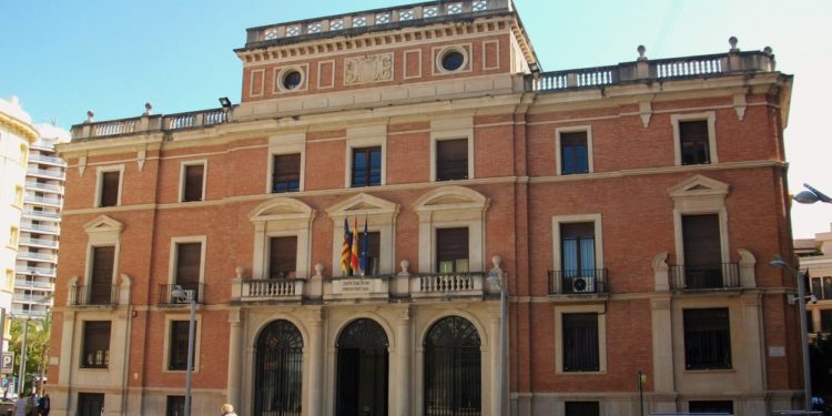 La Diputació implantarà la reducció de la jornada laboral per al personal amb càrregues familiars