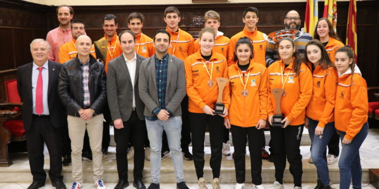 El Ayuntamiento de Sagunto recibe a la expedición de deportistas de clubes de balonmano del municipio por participar en el Campeonato de España de selecciones autonómicas