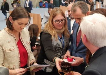 Pedro Duque i Reyes Maroto coneixen el Sant Greal de València i donen suport a la seua difusió