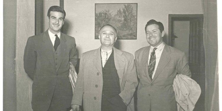 La família de l’artista MODESTO GONZÁLEZ dona més de 600 fotografies al centre de documentació de les falles