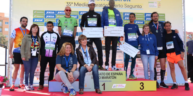 Vora 2000 atletes van recórrer els carrers de la ciutat en la XXXV Mitja Marató del Port de Sagunt