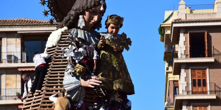 Clavel Solidari naix per a pal·liar la destrossa emocional i econòmica que el *CORONAVIRUS ha ocasionat en les Falles de València