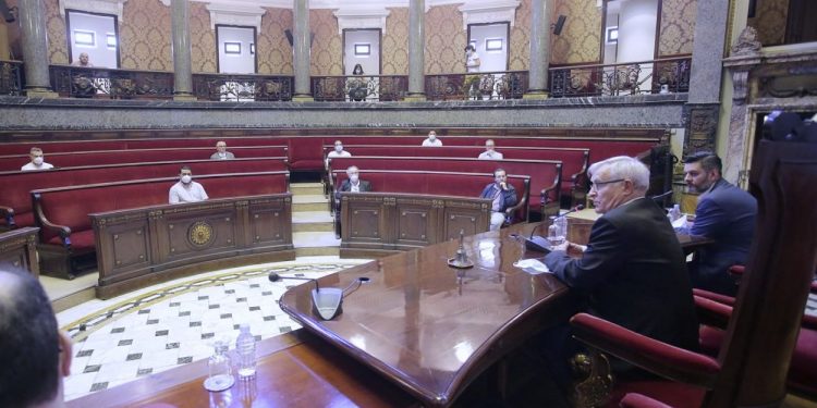 L’ajuntament i els representants dels diferents àmbits fallers consensuen que les falles se celebren definitivament en març de 2021