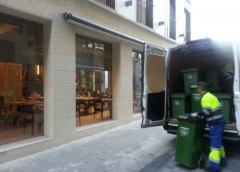 L’ajuntament prepara el servici ‘porta a porta’ de recollida de cartó, residus i vidre en comerços i hostaleria per a la pròxima fase de desescalada